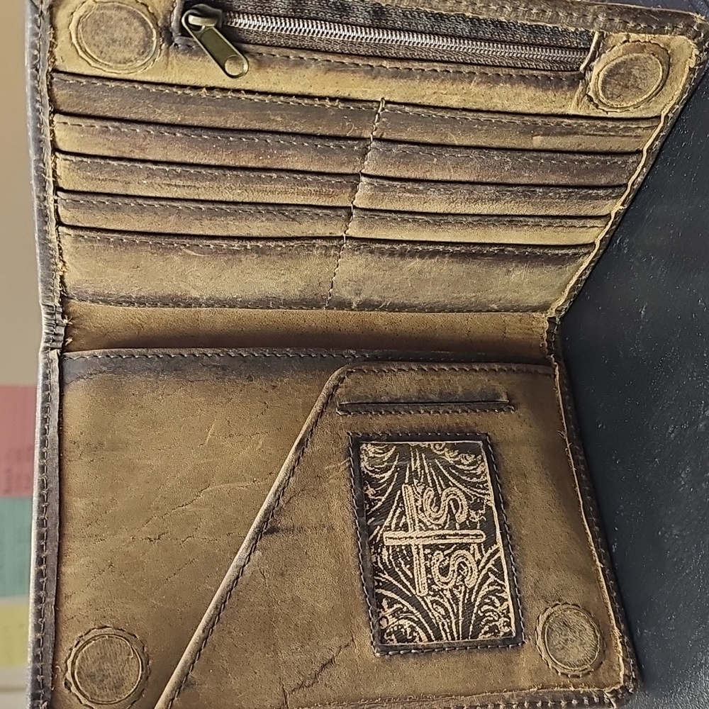 Baroness Magnetic Wallet - Picture 6 of 13